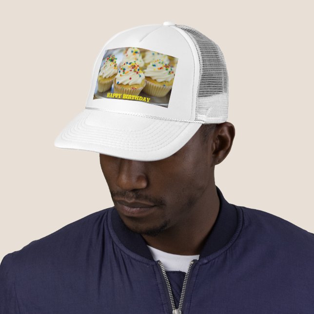 Casquette Joyeux Anniversaire Texte Jaune Cinq Petits Gâteau (En situation)