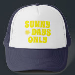 Casquette Joyeux été ensoleillé jours seulement Citation<br><div class="desc">Joyeux design de typographie positive avec la citation 'Summer days seulement' dans une police rétro jaune.</div>
