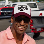 Casquette Jusqu'À Présent Ooh Si Bon Happy Trucker Hat<br><div class="desc">Jusqu'À Présent Ooh Si Bon Bon Chapeau De Camion Heureux. L'art casquette présente une police intérieure noire audacieuse avec un visage joyeux conçu comme faisant partie du mot "bien". Montrez que vous êtes un progrès positif pour les autres portant ce joyeux So Far Ooh So Good casquette. Fait un excellent...</div>