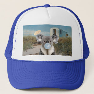 Casquette Koala soufflant de la gomme à la plage