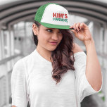 Casquette La convenance de Kim<br><div class="desc">KIM'S CONVENIENCE est l'histoire drôle et sincère des Kims,  une famille coréenne-canadienne,  qui dirige une épicerie dans le centre-ville de Toronto. Pour plus d'informations,  rendez-vous sur www.cbc.ca/kimsconvenience,  FB @kimsconvenient,  Twitter @KimsConvenience,  Instagram @kimsconvenient #OKSEEYOU</div>