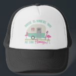 Casquette La maison est où vous mettez votre rétro remorque<br><div class="desc">Une chemise comportant une illustration d'une turquoise de deux tons et la rétros remorque/campeur beiges avec le texte "à la maison est où vous mettez vos Flamants roses !"  et une illustration de deux flamants.</div>