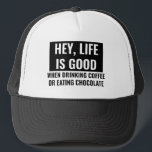 Casquette La vie est bonne Funny Motivationnelle et Inspirat<br><div class="desc">Cette drôle de conception motivationnelle et inspirante dit "Hey,  la vie est bonne" et en dessous il dit "quand boire du café ou manger du chocolat." Le texte peut facilement être changé à votre goût pour inclure vos favoris! Idée cadeau parfait pour les amateurs de chocolat ou de café.</div>