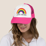 Casquette L'amour gagne Rainbow Colors LGBTQ Pride Mois<br><div class="desc">Célébrez le Mois de la Fierté et montrez votre soutien à la communauté LGBTQ avec ce design coloré de chapeau de camionnette "LOVE WINS" (casquette rose peut être modifié) avec du texte moderne noir et un vibrant spectre arc-en-ciel ROYGBV.</div>