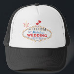 Casquette Las Vegas Groom<br><div class="desc">Destination Vegas groom casquettes et faveurs pour les mariés attachant le noeud à Las Vegas, Nevada. Les t-shirts Vegas Groom, vêtements et gardiens de destination Les faveurs de mariage Las Vegas comprennent l'interprétation de l'infamante marque de bienvenue à vegas à lire, Groom My Fabulous Mariage Las Vegas. Ajoutez votre propre...</div>