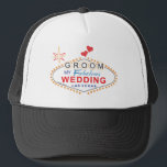 Casquette Las Vegas Groom<br><div class="desc">Destination Vegas groom casquettes et faveurs pour les mariés attachant le noeud à Las Vegas, Nevada. Les t-shirts Vegas Groom, vêtements et gardiens de destination Les faveurs de mariage Las Vegas comprennent l'interprétation de l'infamante marque de bienvenue à vegas à lire, Groom My Fabulous Mariage Las Vegas. Ajoutez votre propre...</div>