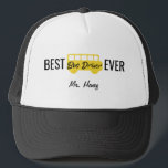 Casquette Le meilleur noir jaune jamais personnalisé de<br><div class="desc">Meilleur chauffeur de bus personnalisé casquette toujours jaune et noir d'autobus scolaire. La police noire lit le "MEILLEUR CHAUFFEUR de BUS JAMAIS". Ajoutez le nom à personnaliser. Autobus scolaire jaune d'amusement au centre. Le contact pour conçoit en fonction du client. www.SamAnnDesigns.com</div>