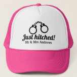 Casquette Le trucker de Just hitched Handcuffs a fait le tou<br><div class="desc">Juste hitched handcuffs trucker pour Newly Weds. Cute handcuffed design with hearts and script typographiy. Add your own and groom name or M. et Mme surname. Funny Idea for newlyweds and recently married honeymooners. Donc great for bridal shower,  bachelorette party,  engagement,  girl's night out,  etc.</div>
