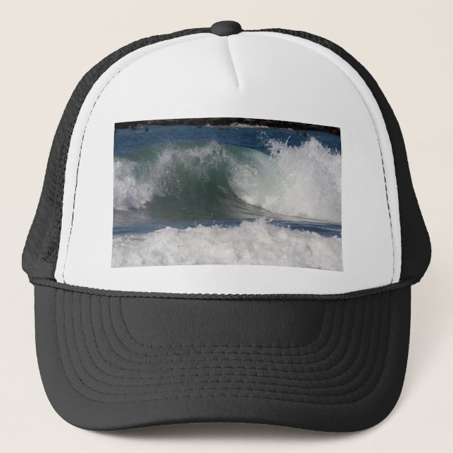 Casquette Les vagues et les surfers s'approchent de la jetée (Devant)