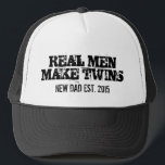 Casquette Les vrais hommes font des jumeaux camionneurs pour<br><div class="desc">Les vrais hommes font des jumeaux camionneurs pour le nouveau père. Citation amusante pour le nouveau papa fier créé en 2015, 2016, 2017 etc. Année de naissance personnalisable. Typographie masculine Vintage avec des lettres passées. Idée de cadeau pour le futur père de nouvelles filles / garçons ou nouveau-nés. baby shower...</div>