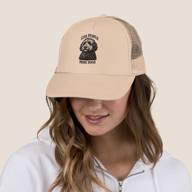 Casquette Less People More Dogs Hat – Goldendoodle Graphic (En situation)