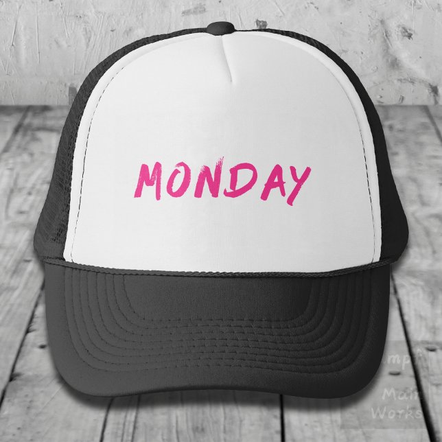 Casquette Lettering Design ‘Monday’ en rose (Créateur téléchargé)