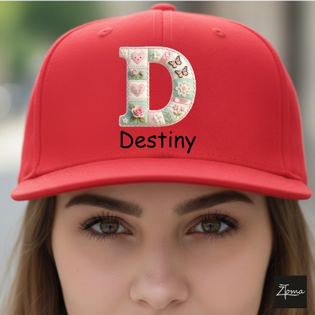 Casquette Lettre initiale D en patchwork matelassé pour la n (This is a sample design. There are several models to choose from, with the name and color changed.)