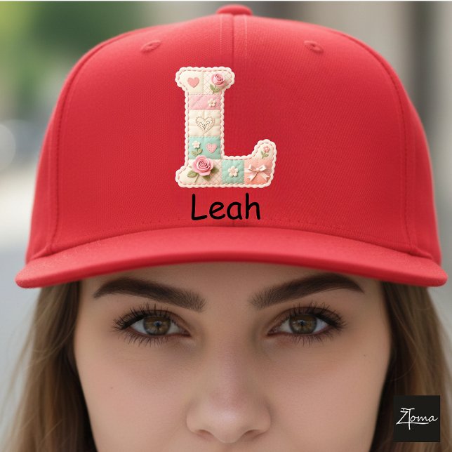 Casquette Lettre initiale L en patchwork matelassé pour la n (This is a sample design. There are several models to choose from, with the name and color changed.)