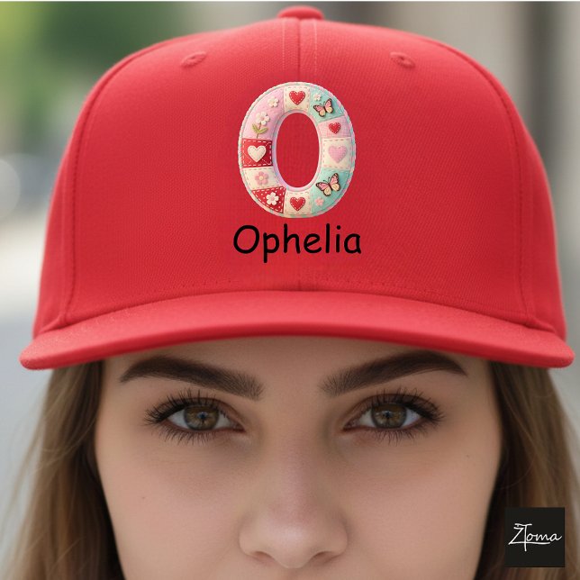 Casquette Lettre O initiale en patchwork matelassé pour la n (This is a sample design. There are several models to choose from, with the name and color changed.)
