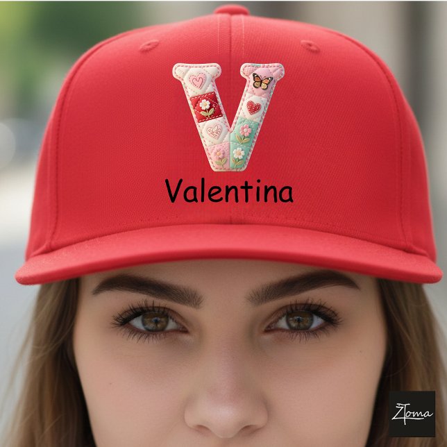 Casquette Lettre V initiale en patchwork matelassé pour la n (This is a sample design. There are several models to choose from, with the name and color changed.)
