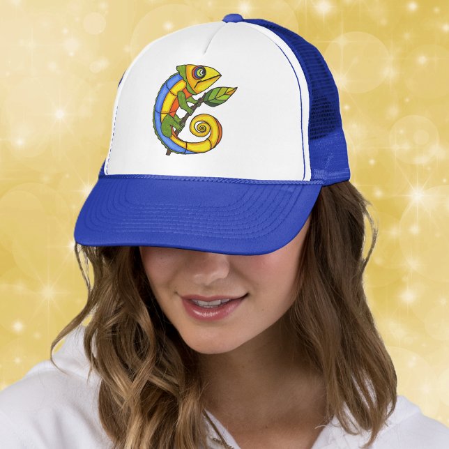 Casquette Lézard Coloré sur une Branche (Colourful bright fantasy lizard holding green leaf on stick on trucker or ball cap.)