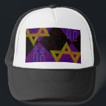 Casquette L'image sur le thème de Hanukkah de SlipperyJoe's<br><div class="desc">L'image sur le thème de Hanukkah de SlipperyJoe's jaune doré Étoile de David bougies bleues avec des flammes orange idée cadeau d'art inspiré de la menorah identité juive spiritualité vacances rétro motif symétrique gras fond en grille en forme de diamant mélange tradition et conception vibrante effet damier violet noir célébration...</div>