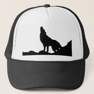 Casquette Loup solitaire debout sur une colline