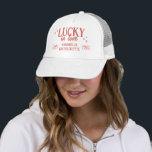 Casquette Lucky in Love Main Drad Casino Vegas Bachelorette<br><div class="desc">Préparez-vous à un week-end de bachelorette en amour avec ce chapeau de camionneur de soirée de casino de Vegas tiré à la main! Parfait pour un week-end de filles Vegas, une bachelorette de casino ou un thème "chanceux amoureux", la mariée sera ravie de s'amuser le week-end avec ses dames les...</div>