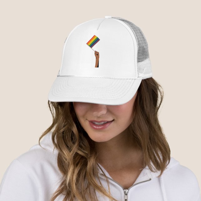 Casquette Main tenant un drapeau de la fierté (En situation)