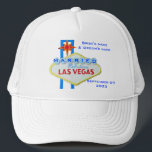 Casquette Marié à Las Vegas<br><div class="desc">Cette casquette de baseball de Las Vegas annonce que vous vous êtes mariés avec une version customisée du signe bienvenu célèbre.</div>
