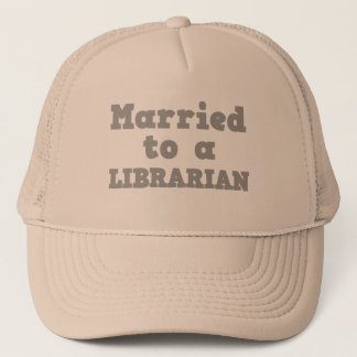CASQUETTE MARIÉ À UNE BIBLIOTHÈQUE
