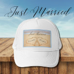 Casquette Marié, Dusty Blue Beach Mariage 2 Coeur<br><div class="desc">Marié,  Dusty Blue Beach Mariage 2 Coeurs Sable | Son épouse's Beach Towel avec les noms de jeunes mariés "Villes de lune de miel",  serviette de plage.</div>