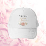 Casquette Mariée à être rose or fleuri eucalyptus vert<br><div class="desc">Pour une douche nuptiale ou un week-end de spa et de bien-être. Un arrière - plan blanc chic. Décoré d'or rose, de fleurs roses rousses, de fleurs (rose) et de feuilles d'eucalyptus vert aquarellés, de sprigs, de verdure et d'une fausse feuille d'or. Personnalisez et ajoutez le nom de la mariée....</div>