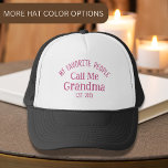 Casquette Mes Gens Préférés M'Appelent Grand-Mère Est. 2025<br><div class="desc">Vous ou connaissez quelqu'un qui devient grand-mère en 2025?,  ce design de typographie mignonne comprend "mes gens préférés m'appellent grand-mère est. 2025" en typographie rose,  parfait comme un cadeau pour un courant ou bientôt être grand-mère pour la Fête des mères,  grand-mère faire-part ou toute occasion.</div>