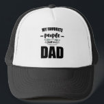 Casquette Mes gens préférés m'appellent Papa Père Nouveau Pa<br><div class="desc">Faites votre propre chapeau de camionneur. L'outil de conception vous permet d'ajouter votre art, vos designs ou vos photos pour créer un chapeau tout américain unique! Vous pouvez ajouter du texte à l'aide de polices cool et voir un aperçu de votre création ! Notre chapeau Trucker simple à personnaliser n'a...</div>