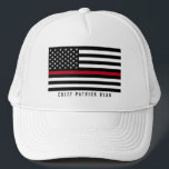 Casquette Mince Red Line Firefighter American Flag Monogramm<br><div class="desc">Ce casquette est doté d'un pompier noir et blanc mince ligne rouge drapeau américain design avec étoiles et rayures sur un arrière - plan noir et un nom pour vous de personnaliser..</div>