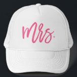 Casquette Mme Pink Chic Script<br><div class="desc">Ce design casquette est parfait pour la mariée nouvellement mariée et présente "Mme" dans un script de pinceau rose vif.</div>