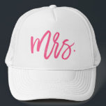 Casquette Mme Pink Chic Script<br><div class="desc">Ce design casquette est parfait pour la mariée nouvellement mariée et présente "Mme" dans un script de pinceau rose vif.</div>