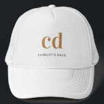 Casquette Monogramme blanc or nom élégant moderne<br><div class="desc">Un arrière - plan blanc classique et chic. Personnalisez et ajoutez vos initiales de monogramme écrites avec des lettres en blocs dorés et votre nom en noir et or. Moderne,  tendance et simple.</div>