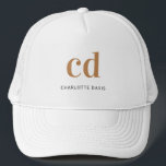 Casquette Monogramme blanc or nom élégant moderne<br><div class="desc">Un arrière - plan blanc classique et chic. Personnalisez et ajoutez vos initiales de monogramme écrites avec des lettres en blocs dorés et votre nom en noir et or. Moderne,  tendance et simple.</div>