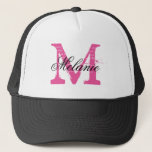 Casquette monogramme de nom personnalisé pour la f<br><div class="desc">Nom personnalisé monogramme neon rose camionneur chapeau pour mariées et demoiselles d'honneur. Lettre initiale de nom monogrammé vintage avec typographie de script stylisée. Soirée de mariage sympa pour les invités, les amis et la famille. Faites votre propre pour que la mariée soit mariée et l'entourage de la mariée; mariées bonne,...</div>