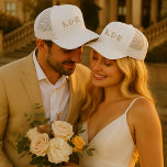 Casquette Monogramme mariage minimaliste Or simple et blanc<br><div class="desc">Une collection minimaliste de monogramme mariage design de produits avec typographie classique traditionnelle en or sur un arrière - plan blanc simple et propre. Le design parfaitement personnalisé pour votre journée spéciale !</div>