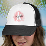 Casquette Monogramme rose<br><div class="desc">Une aquarelle rose pâle et douce fournit la toile pour un monogramme mignon et contemporain, avec initiales et nom. La palette de couleurs noir et blanc du monogramme, composée de polices modernes propres mélangées à une police de script, dégage un charme simple mais amusant. Que vous souhaitiez utiliser votre prénom...</div>