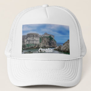 Casquette Murs de forteresse, côte rocheuse et mer en Croati