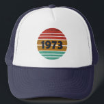 Casquette Né en 1973 cadeau d'anniversaire vintage<br><div class="desc">Ce design graphique classique vintage avec des lettres de police typographiques impressionnantes peut ajouter de l'originalité à votre collection d'armoires. C'est une excellente idée cadeau pour les hommes, les femmes, les maris, les femmes, les petites amies et les petits amis qui vont adorer cette oeuvre d'art unique. C'est le meilleur...</div>