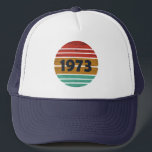 Casquette Né en 1973 cadeau d'anniversaire vintage<br><div class="desc">Ce design graphique classique vintage avec des lettres de police typographiques impressionnantes peut ajouter de l'originalité à votre collection d'armoires. C'est une excellente idée cadeau pour les hommes, les femmes, les maris, les femmes, les petites amies et les petits amis qui vont adorer cette oeuvre d'art unique. C'est le meilleur...</div>
