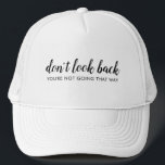 Casquette Ne regarde pas en arrière | Citation positive mode<br><div class="desc">Simple et élégant "Ne regardez pas en arrière, vous n’allez pas de cette façon" conception personnalisée avec typographie de script moderne dans un style de design minimaliste inspiré par la positivité et l’avenir. Le texte peut facilement être customisé pour ajouter votre propre nom ou slogan personnalisé pour le cadeau parfait!...</div>