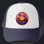 Casquette Nom de famille Beach House Retro Sunset Souvenirs<br><div class="desc">Nom de famille Beach House Retro Sunset Souvenirs 60s. Ce design Vintage rétro fait un grand cadeau de Noël ou d'anniversaire pour les fans de Plage. Le design rétro des vibes d'été est un cadeau parfait pour les amateurs de voyage et de destinations tropicales. - Vous pouvez personnaliser le modèle...</div>