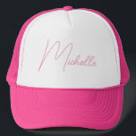 Casquette Nom Personnalisé Pour Son Élégant Script Rose<br><div class="desc">Lettre Initiale Personnalisée Nom Pour Lui Pour Son Modèle Unisex Élégant Chapeau De Trucker Rose Et Blanc À La Tendance.</div>