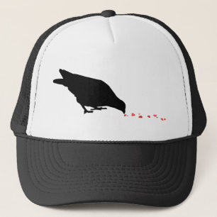 Casquette ordre de picotement. oiseau noir et coeurs rouges.