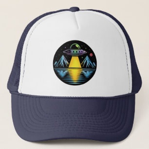 Casquette OVNI rétro dans les montagnes se reflétant dans l'