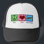 Casquette Peace Love Honey Badgers<br><div class="desc">Un signe de paix,  un coeur et un blaireau au miel.</div>