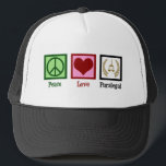 Casquette Peace Love Paralegal<br><div class="desc">Peace Love Paralegal. Si vous aimez faire du travail juridique dans un bureau de droit pour un avocat ou un avocat,  vous aimerez ce joli cadeau parajuridique.</div>