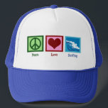 Casquette Peace Love Surfing<br><div class="desc">Un signe de paix, un coeur et de belles vagues bleues qui s'écrasent dans l'océan.</div>